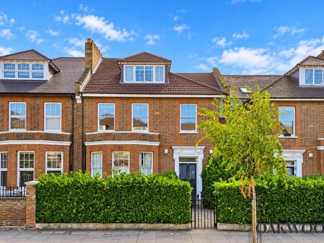 Flat for sale in Stamford Hill, Greater London