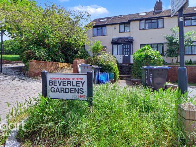 Flat for sale in Preston, Greater London