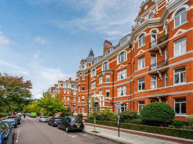 Flat for sale in City of Westminster, Greater London