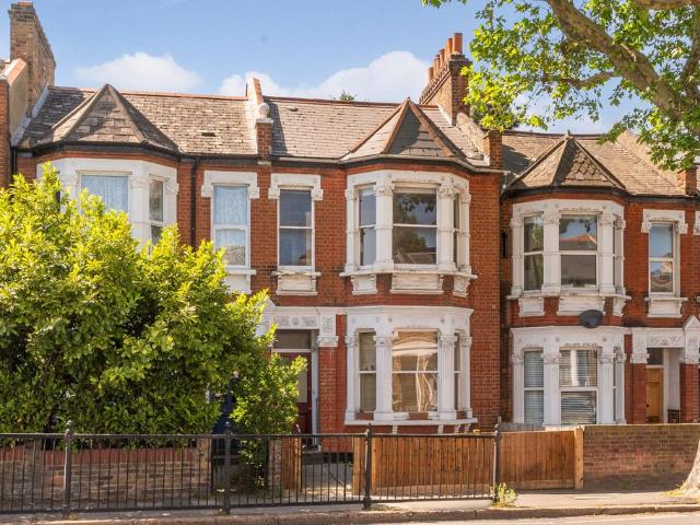 Flat for sale in East Dulwich, Greater London