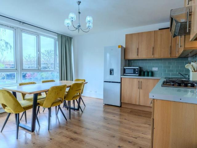 Flat for sale in North Kensington, Greater London