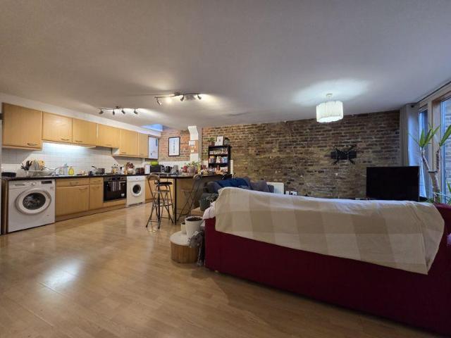 Flat for sale in Walworth, Greater London