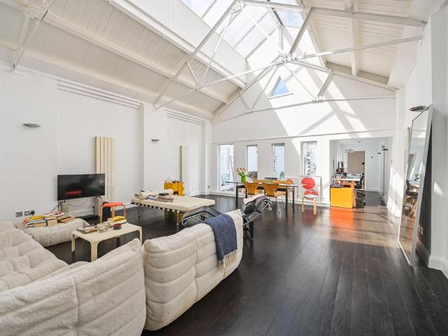 Flat for sale in Islington, Greater London