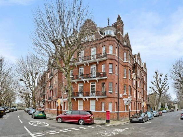 Flat for sale in Hammersmith, Greater London