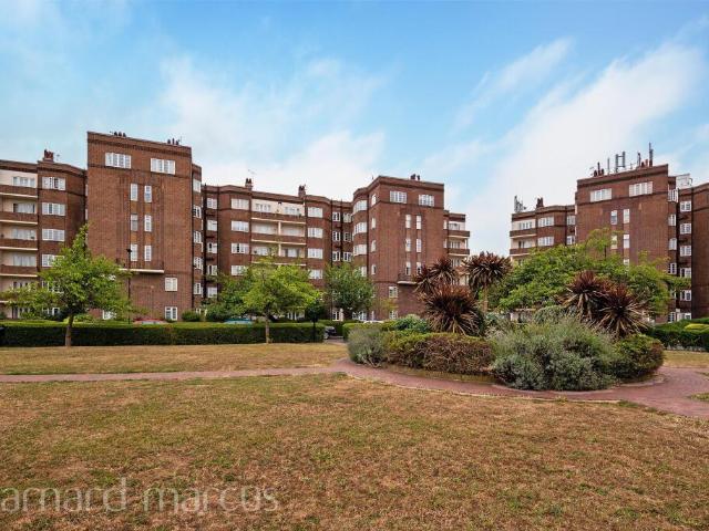 Flat for sale in London Borough of Hounslow, Strand