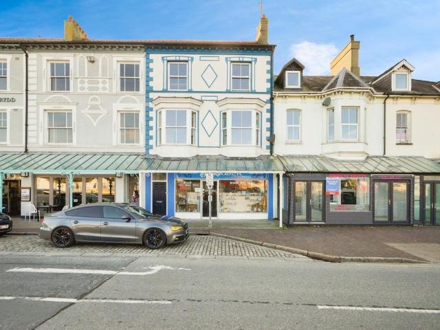 Flat for sale in Pwllheli
