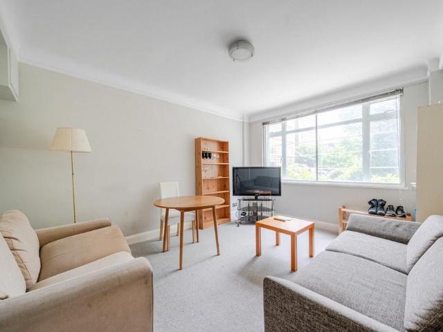 Flat for sale in Balham, Greater London