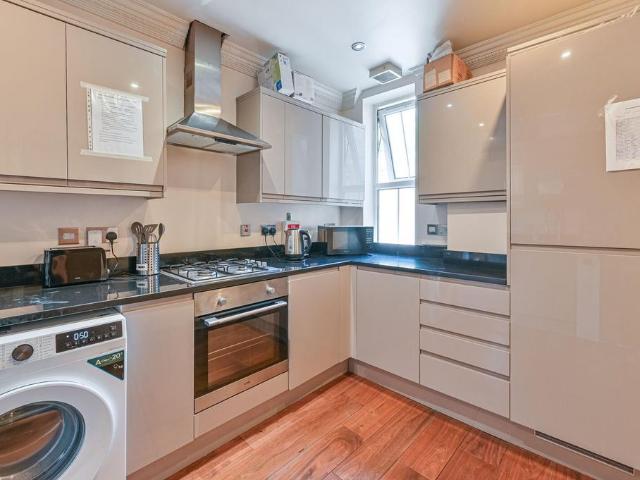 Flat for sale in Stockwell, Greater London