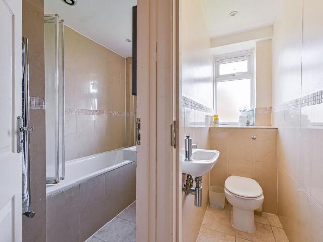 Flat for sale in Summerstown, Greater London