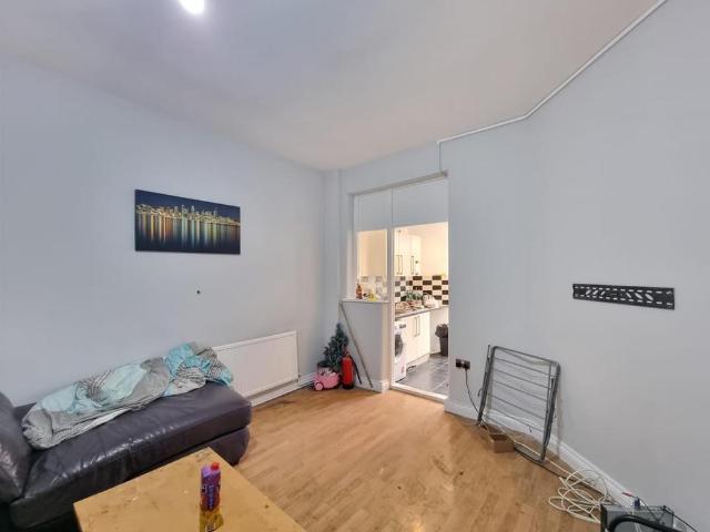 Flat for sale in Barking, Thames View