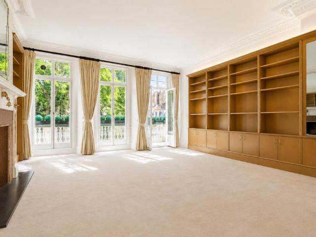 Flat for sale in Brompton, Greater London