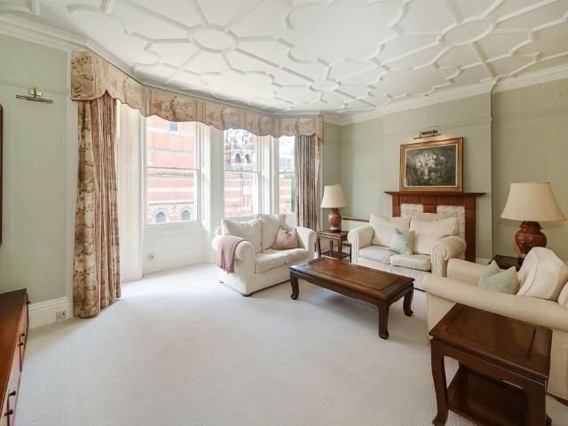 Flat for sale in Victoria, Greater London