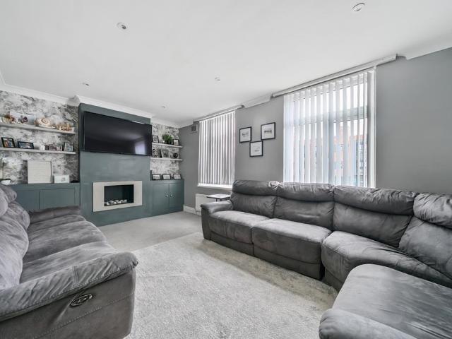 Flat for sale in Upper Elmers End, Greater London