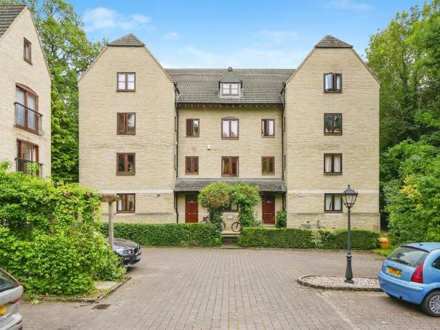 Flat for sale in The Slade, Oxfordshire