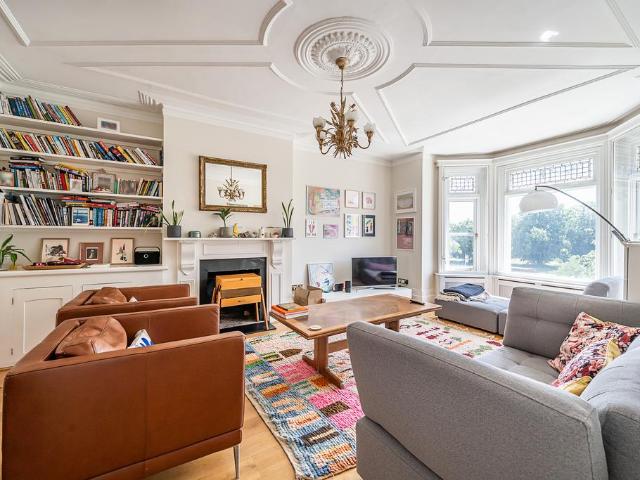Flat for sale in Clapham Junction, Greater London