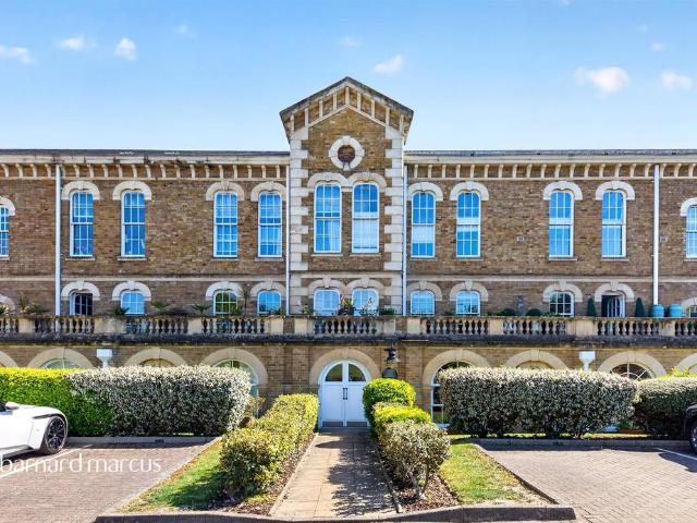 Flat for sale in Friern Barnet, Greater London