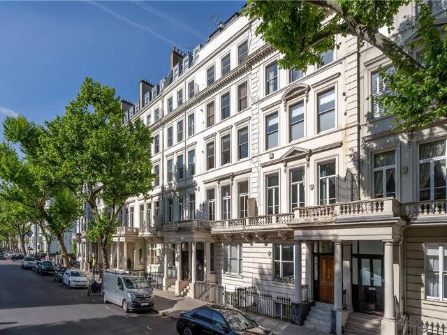 Flat for sale in Brompton, Greater London