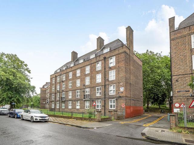 Flat for sale in Clapham, Greater London