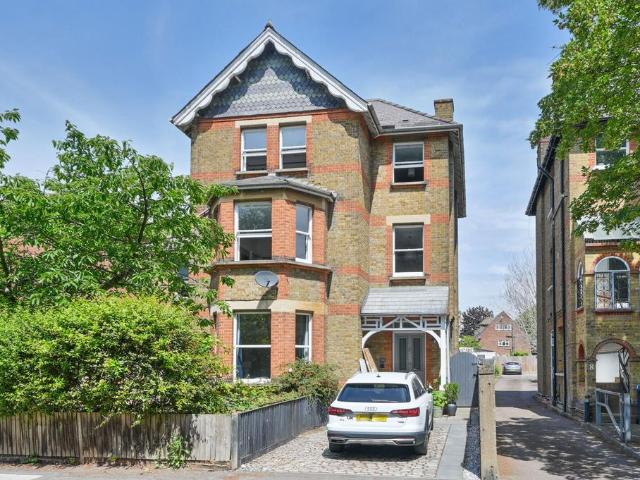 Flat for sale in Surbiton, Greater London