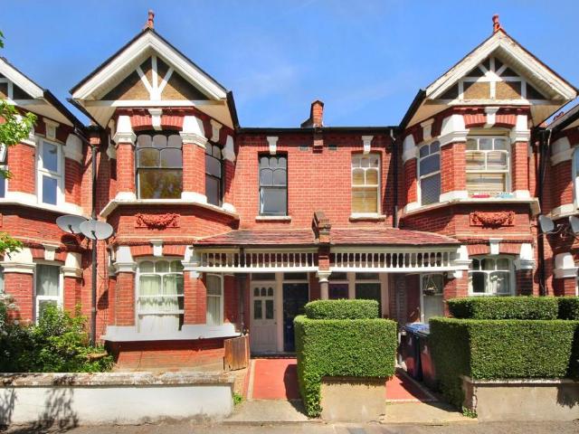 Flat for sale in London Borough of Ealing, Greater London