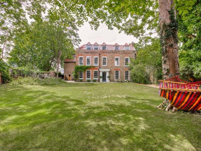 Flat for sale in Mortlake, Greater London