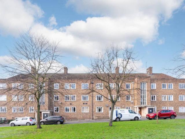 Flat for sale in Balham, Greater London