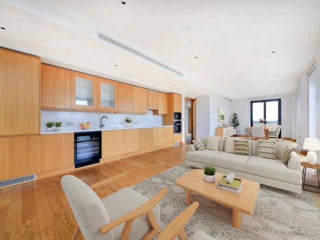 Flat for sale in Earlsfield, Greater London