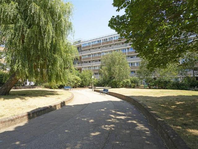 Flat for sale in Battersea, Greater London