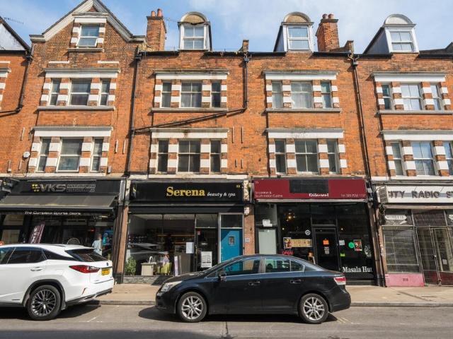 Flat for sale in London Borough of Ealing, Greater London