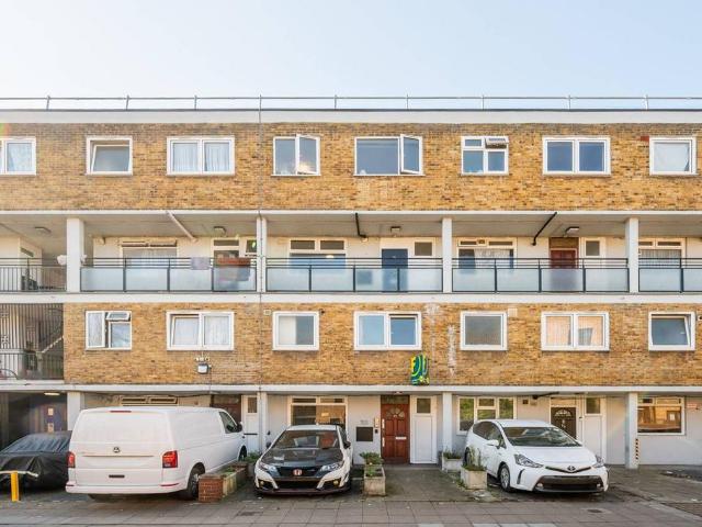 Flat for sale in Stepney, Greater London