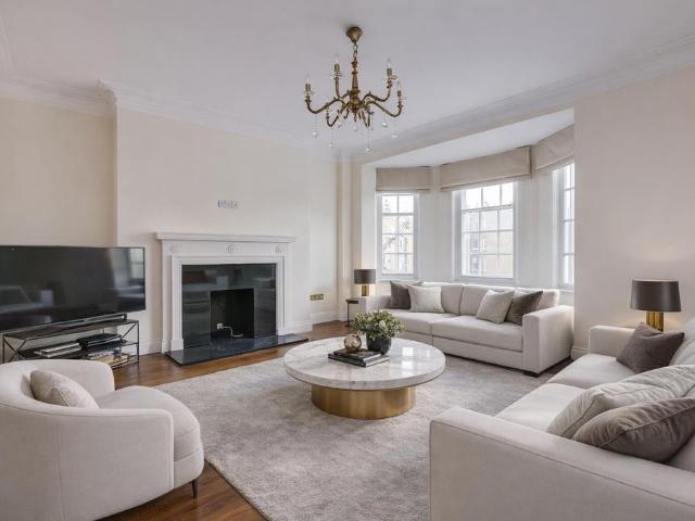 Flat for sale in Brompton, Greater London