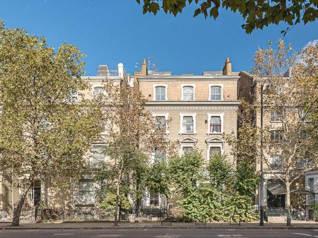 Flat for sale in Earl's Court, Greater London