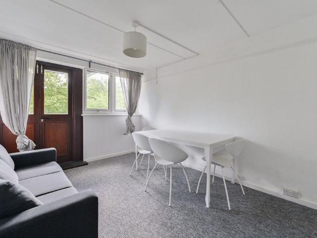 Flat for sale in Clapham Junction, Greater London