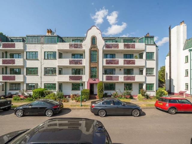 Flat for sale in London Borough of Ealing, Park Royal