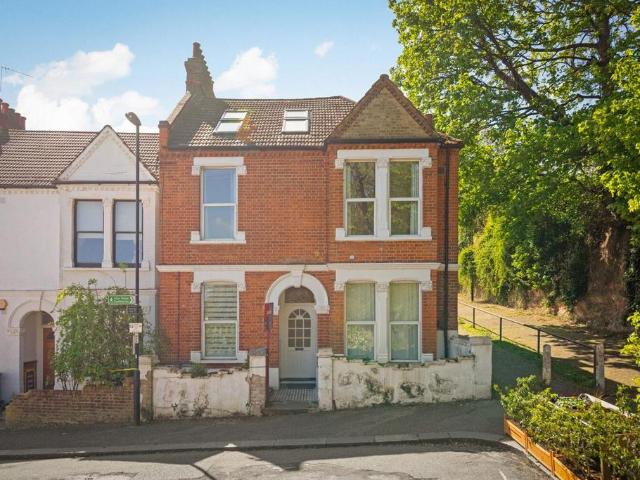 Flat for sale in London Borough of Lewisham, Ladywell