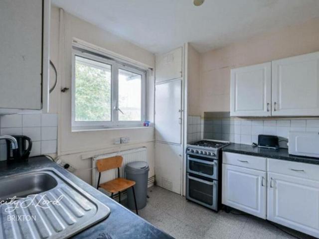 Flat for sale in Stockwell, Greater London