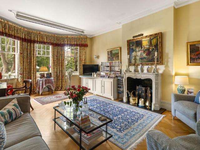 Flat for sale in Kensington, Greater London