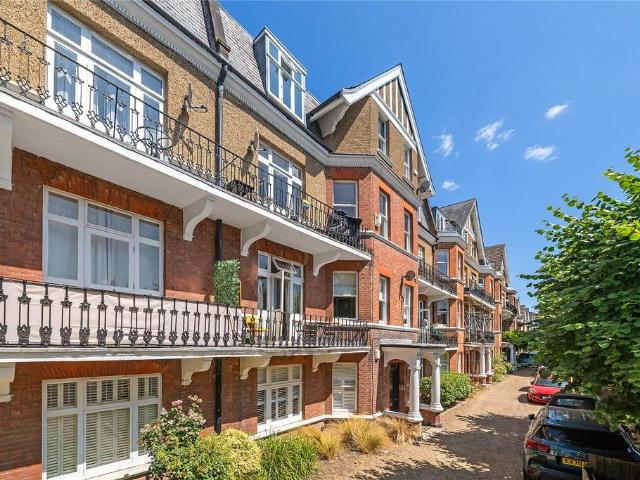 Flat for sale in Clapham, Greater London
