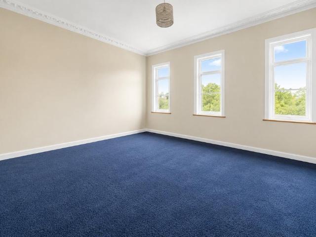 Flat for sale in Clapham, Greater London
