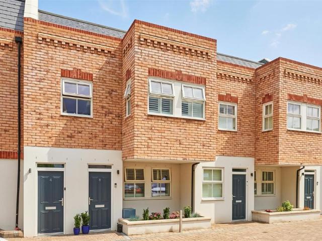 Flat for sale in London Borough of Richmond upon Thames, Greater London
