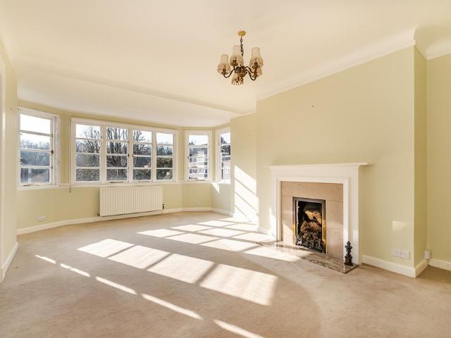 Flat for sale in Roehampton, Greater London