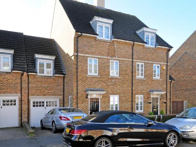 Flat for sale in Little Stanmore, Greater London