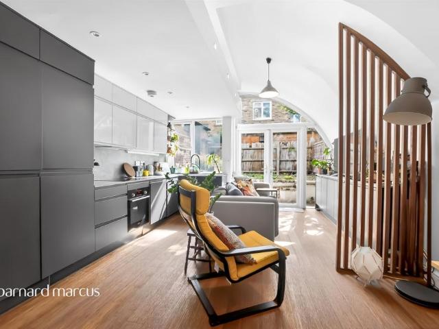 Flat for sale in Peckham, Greater London