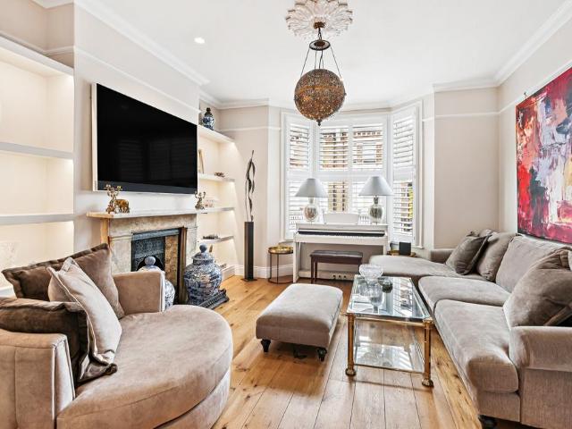 Flat for sale in Brompton, Greater London