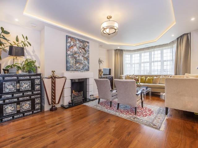 Flat for sale in Roehampton, Greater London