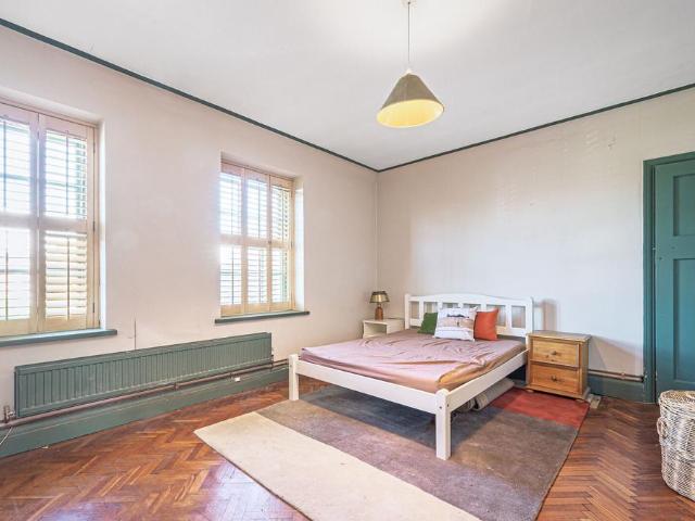 Flat for sale in Temple Fortune, Greater London