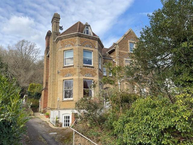 Flat for sale in Fole, Surrey