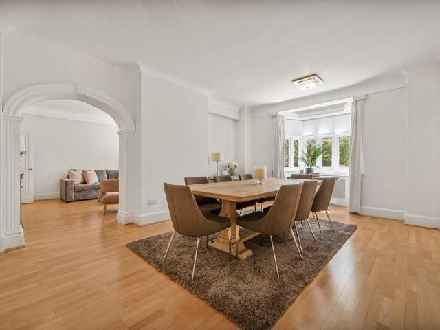 Flat for sale in St. John's Wood, Greater London