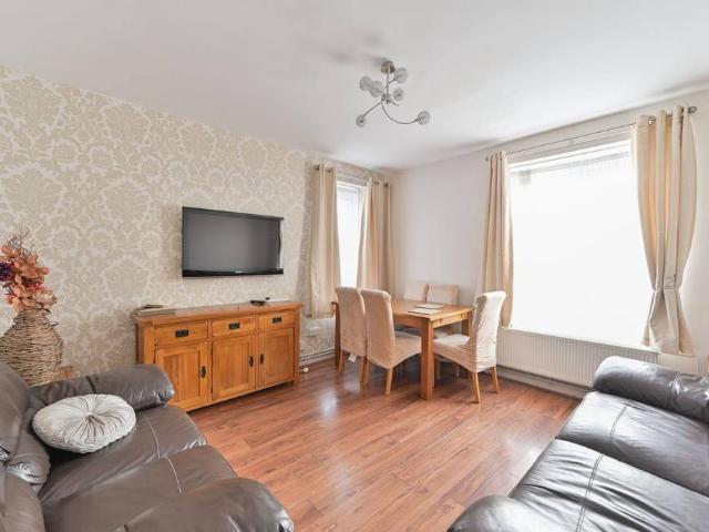 Flat for sale in Oval, Greater London