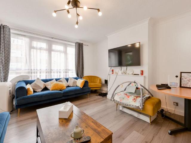 Flat for sale in London Borough of Ealing, Greater London